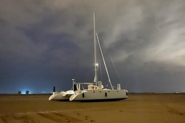 S/Y Tossan beached at night